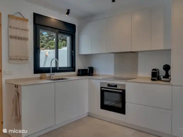 Voor de koffie liefhebbers zijn zowel een Nespresso alsook een Dolce Gusto apparaat aanwezig. De keuken is verder van alle hedendaagse gemakken voorzien